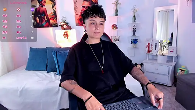 Snapshot of ZuryRamirez_ chatting on 12.18.25 ZuryRamirez online show from 12.18.25