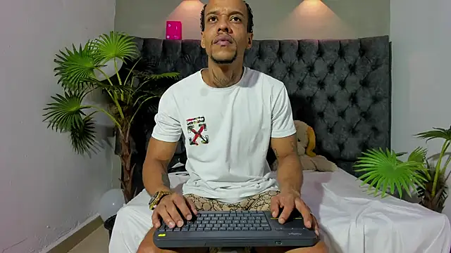 Snapshot of Salomon_koude chatting on 05.25.26 Salomon koude online show from 05.25.26