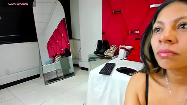 AmiraDulcee online show from 10.27.25