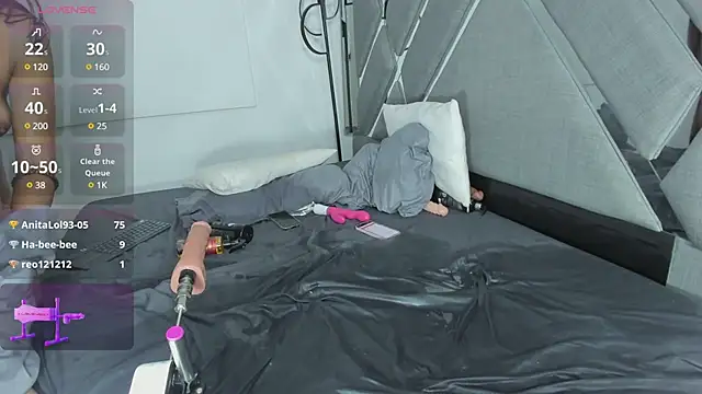 Snapshot of LunaGates chatting on 01.09.25 LunaGates online show from 01.09.25