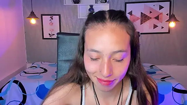 Snapshot of Valeria_roussi chatting on 12.18.24 Valeria roussi online show from 12.18.24