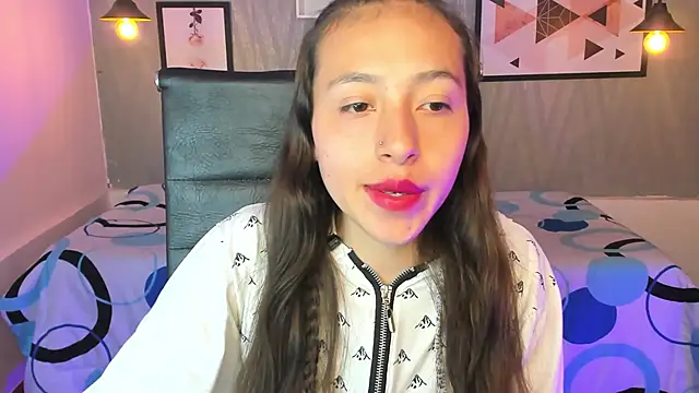 Snapshot of Valeria_roussi chatting on 12.19.24 Valeria roussi online show from 12.19.24