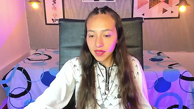 Snapshot of Valeria_roussi chatting on 12.19.24 Valeria roussi online show from 12.19.24