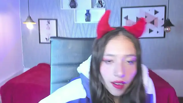 Snapshot of Valeria_roussi chatting on 12.29.24 Valeria roussi online show from 12.29.24