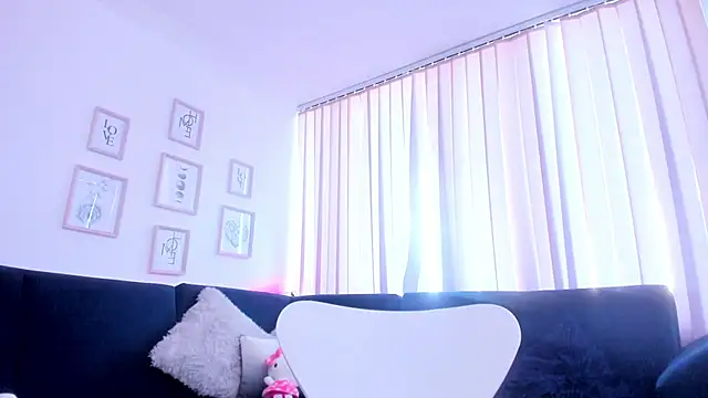 Snapshot of Valentina_Se chatting on 12.15.24 Valentina Se online show from 12.15.24