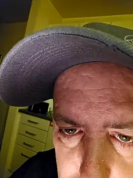 Snapshot of HeteroHotGuy1 chatting on 12.12.24 HeteroHotGuy1 online show from 12.12.24