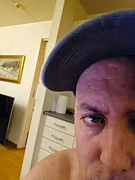 Snapshot of HeteroHotGuy1 chatting on 01.16.25 HeteroHotGuy1 online show from 01.16.25