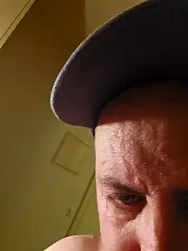 Snapshot of HeteroHotGuy1 chatting on 01.20.25 HeteroHotGuy1 online show from 01.20.25