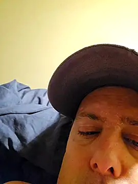 Snapshot of HeteroHotGuy1 chatting on 01.29.25 HeteroHotGuy1 online show from 01.29.25