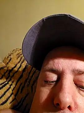 Snapshot of HeteroHotGuy1 chatting on 02.06.25 HeteroHotGuy1 online show from 02.06.25