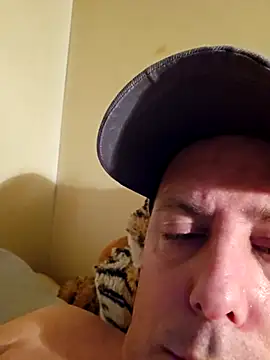 Snapshot of HeteroHotGuy1 chatting on 03.09.25 HeteroHotGuy1 online show from 03.09.25