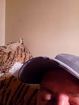 Snapshot of HeteroHotGuy1 chatting on 10.05.25 HeteroHotGuy1 online show from 10.05.25