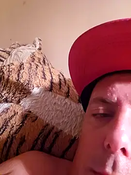 Snapshot of HeteroHotGuy1 chatting on 10.10.25 HeteroHotGuy1 online show from 10.10.25