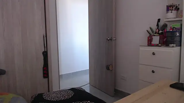 Snapshot of scarlett_diamond11 chatting on 09.15.25 scarlett diamond11 online show from 09.15.25