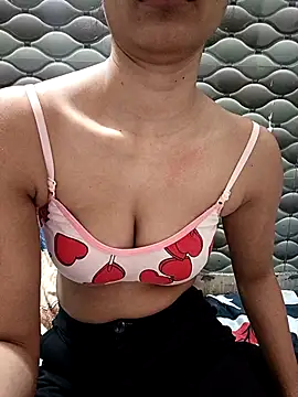 Snapshot of Rajni-Mehra chatting on 02.06.26 Rajni-Mehra online show from 02.06.26