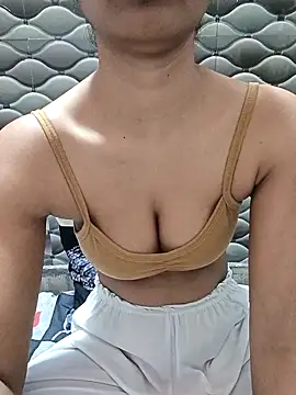 Snapshot of Rajni-Mehra chatting on 02.27.26 Rajni-Mehra online show from 02.27.26