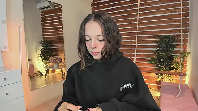 Sapphire Venuss online show from 02.25.25