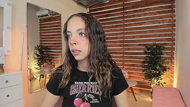 Sapphire Venuss online show from 03.14.25