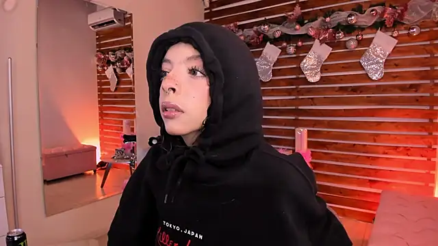 Sapphire Venuss online show from 12.18.25