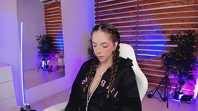 Sapphire Venuss online show from 04.15.26