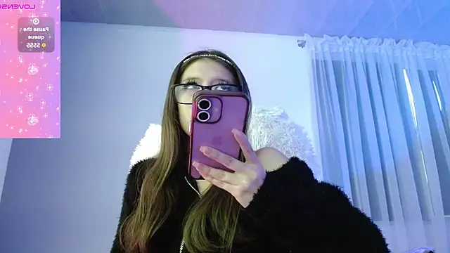 Snapshot of Aurora_blossom__ chatting on 09.19.25 Aurora blossom online show from 09.19.25