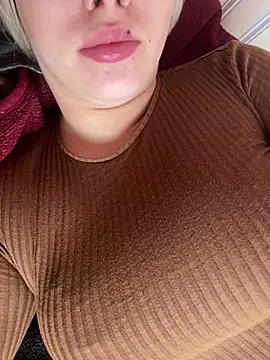 Snapshot of 69Laura696 chatting on 02.21.25 69Laura696 online show from 02.21.25