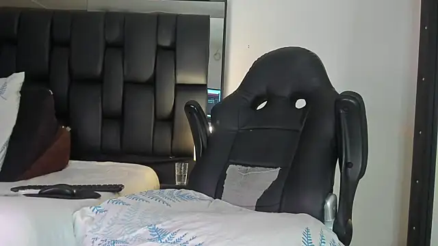 JadeSmiith  online show from 02.26.25