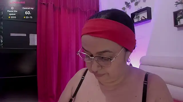 Snapshot of Gia_Nahomi chatting on 10.23.25 Gia Nahomi online show from 10.23.25