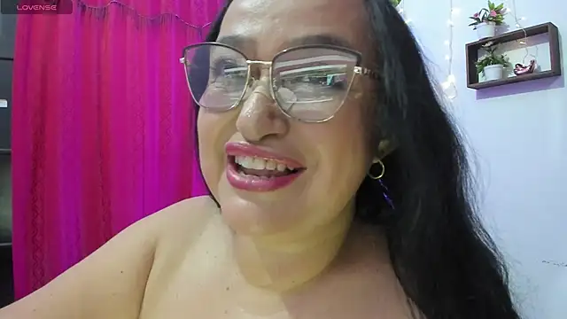 Snapshot of Gia_Nahomi chatting on 11.17.25 Gia Nahomi online show from 11.17.25