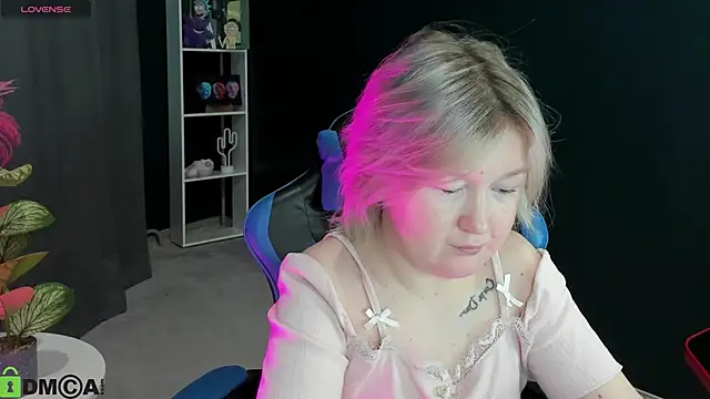 Snapshot of Sara_Robinson chatting on 06.12.26 Sara Robinson online show from 06.12.26
