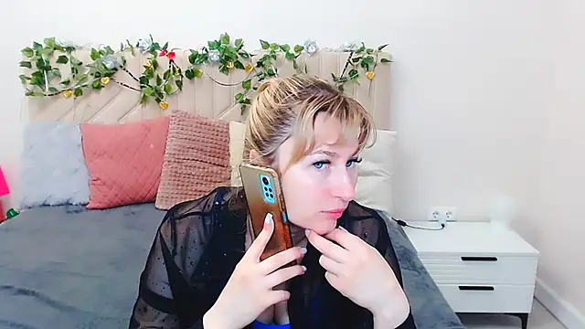 Snapshot of Incredible_Ariela chatting on 04.09.26 Incredible Ariela online show from 04.09.26