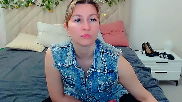 Snapshot of Incredible_Ariela chatting on 04.23.26 Incredible Ariela online show from 04.23.26