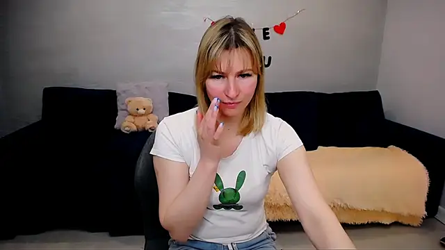 Snapshot of Incredible_Ariela chatting on 05.10.26 Incredible Ariela online show from 05.10.26