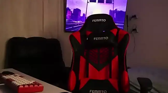 Snapshot of May_Dylan1 chatting on 12.11.24 May Dylan1 online show from 12.11.24