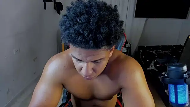 Snapshot of May_Dylan1 chatting on 10.05.25 May Dylan1 online show from 10.05.25