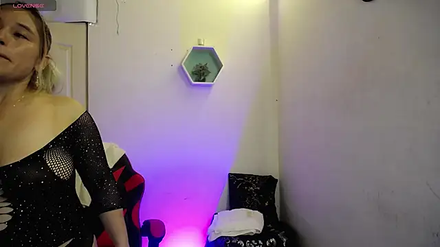 Snapshot of AuroraRojas chatting on 11.23.25 AuroraRojas online show from 11.23.25