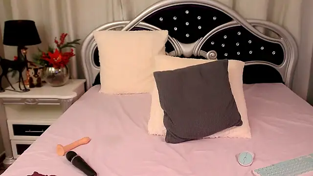 Snapshot of JessieePink chatting on 12.13.24 JessieePink online show from 12.13.24