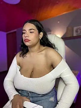 Snapshot of Isabella_boobd chatting on 12.17.24 Isabella boobd online show from 12.17.24