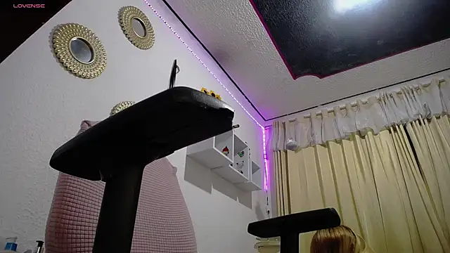 Snapshot of Soffy-brooks chatting on 12.18.24 Soffy-brooks online show from 12.18.24