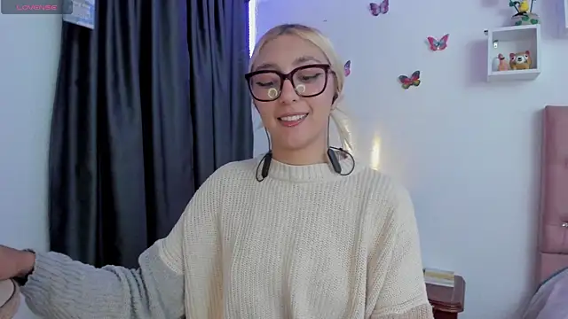 Snapshot of Soffy-brooks chatting on 05.16.26 Soffy-brooks online show from 05.16.26