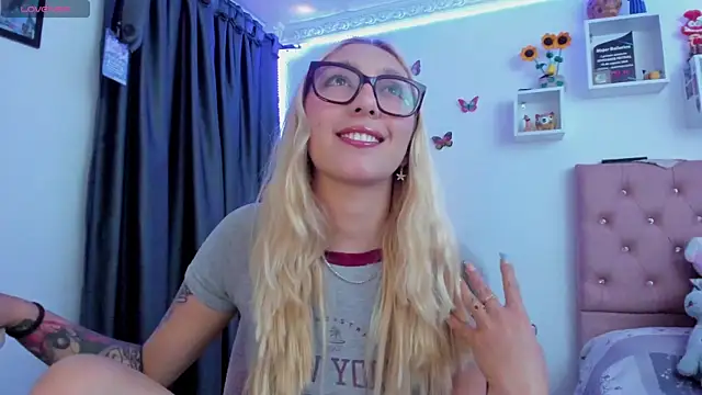 Snapshot of Soffy-brooks chatting on 05.19.26 Soffy-brooks online show from 05.19.26
