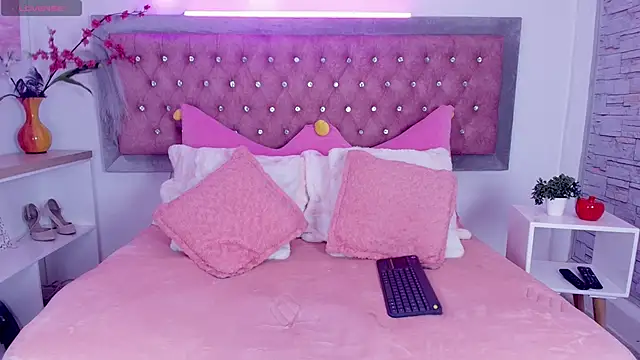 EmmaWilder online show from 11.02.25