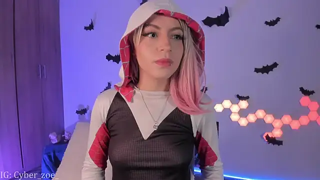 Snapshot of cyberzoe chatting on 11.07.25 cyberzoe online show from 11.07.25