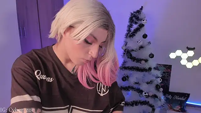 Snapshot of cyberzoe chatting on 12.01.25 cyberzoe online show from 12.01.25