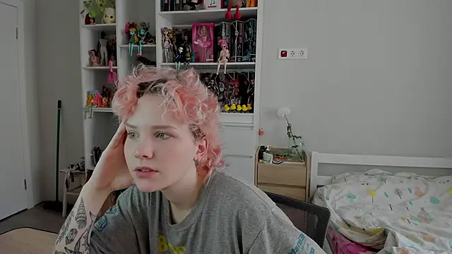 School Love online show from 11.26.25