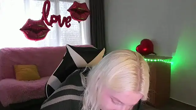 Snapshot of EnigmaSee chatting on 04.17.26 EnigmaSee online show from 04.17.26