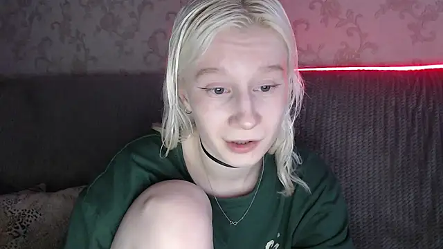 Snapshot of EnigmaSee chatting on 05.04.26 EnigmaSee online show from 05.04.26