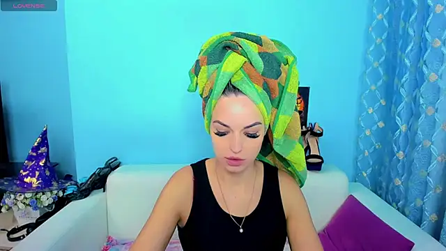 LindaaLu online show from 11.18.25