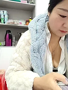 Snapshot of AHL756 chatting on 02.26.25 AHL756 online show from 02.26.25