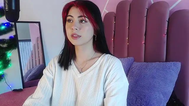 Snapshot of Zoe_Benson chatting on 12.19.24 Zoe Benson online show from 12.19.24